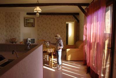 intérieur meublé (vue depuis cuisine)