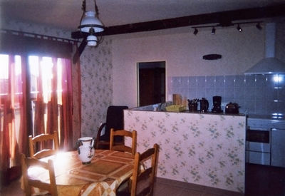 intérieur meublé (cuisine + table)